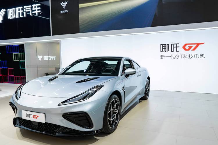 惠州176哪吒汽车在智能汽车领域的表现，领途汽车在新能源汽车市场中的影响力